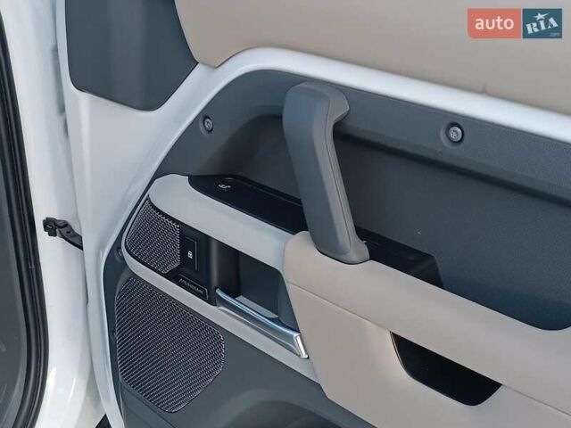 Белый Ленд Ровер Дефендер, объемом двигателя 2 л и пробегом 96 тыс. км за 58650 $, фото 36 на Automoto.ua