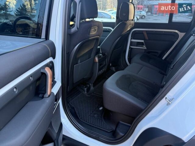 Белый Ленд Ровер Дефендер, объемом двигателя 3 л и пробегом 143 тыс. км за 62000 $, фото 12 на Automoto.ua