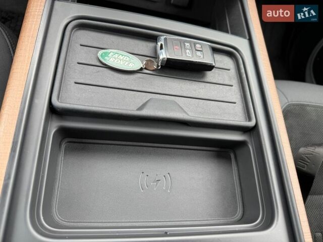 Белый Ленд Ровер Дефендер, объемом двигателя 3 л и пробегом 143 тыс. км за 62000 $, фото 6 на Automoto.ua