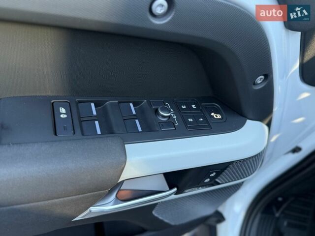 Белый Ленд Ровер Дефендер, объемом двигателя 3 л и пробегом 143 тыс. км за 62000 $, фото 14 на Automoto.ua