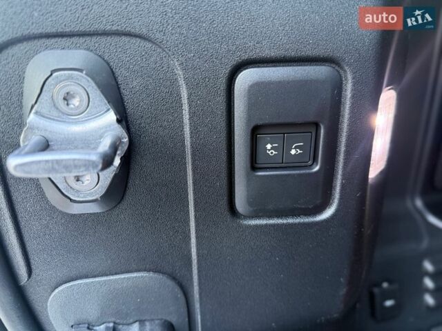 Белый Ленд Ровер Дефендер, объемом двигателя 3 л и пробегом 143 тыс. км за 62000 $, фото 17 на Automoto.ua