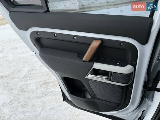 Белый Ленд Ровер Дефендер, объемом двигателя 3 л и пробегом 134 тыс. км за 64200 $, фото 17 на Automoto.ua