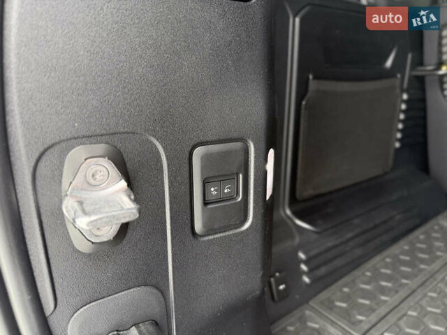 Белый Ленд Ровер Дефендер, объемом двигателя 3 л и пробегом 143 тыс. км за 64200 $, фото 21 на Automoto.ua