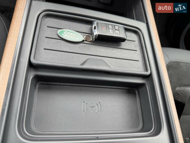 Белый Ленд Ровер Дефендер, объемом двигателя 3 л и пробегом 134 тыс. км за 64200 $, фото 7 на Automoto.ua