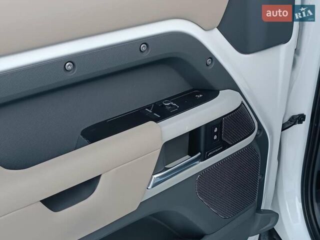 Белый Ленд Ровер Дефендер, объемом двигателя 2 л и пробегом 96 тыс. км за 58650 $, фото 17 на Automoto.ua