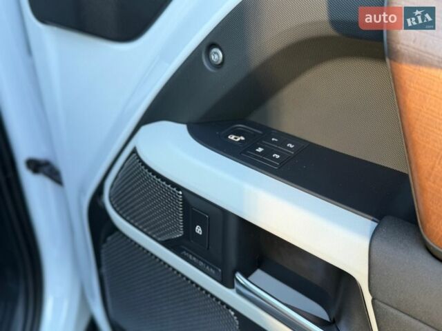 Белый Ленд Ровер Дефендер, объемом двигателя 3 л и пробегом 143 тыс. км за 62000 $, фото 30 на Automoto.ua