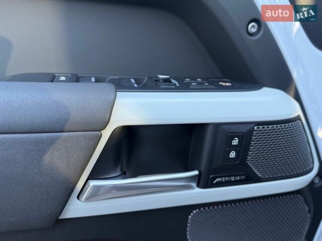 Белый Ленд Ровер Дефендер, объемом двигателя 3 л и пробегом 143 тыс. км за 62000 $, фото 15 на Automoto.ua