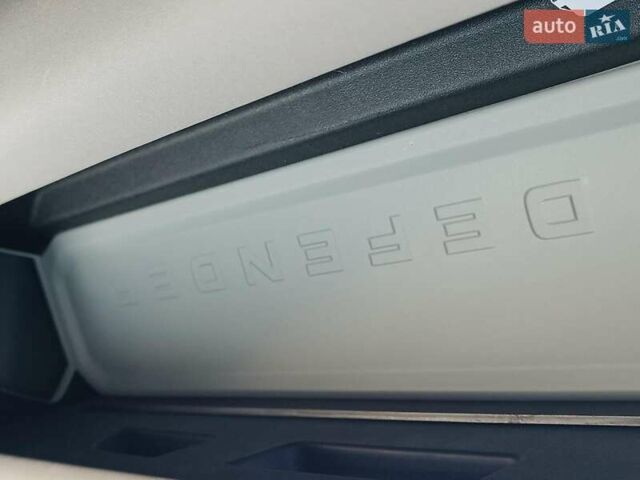 Белый Ленд Ровер Дефендер, объемом двигателя 2 л и пробегом 96 тыс. км за 58650 $, фото 28 на Automoto.ua