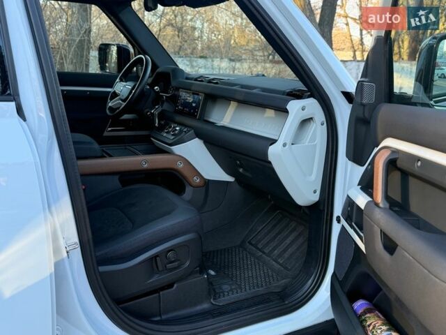 Белый Ленд Ровер Дефендер, объемом двигателя 3 л и пробегом 143 тыс. км за 62000 $, фото 29 на Automoto.ua