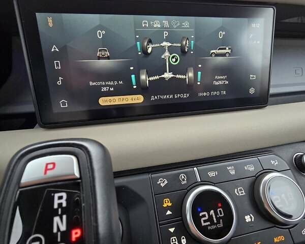 Білий Ленд Ровер Дефендер, об'ємом двигуна 3 л та пробігом 55 тис. км за 77111 $, фото 49 на Automoto.ua