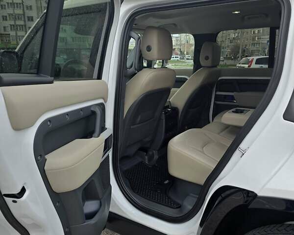 Білий Ленд Ровер Дефендер, об'ємом двигуна 3 л та пробігом 55 тис. км за 77111 $, фото 27 на Automoto.ua