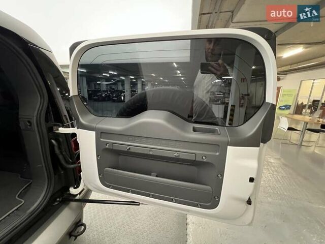 Белый Ленд Ровер Дефендер, объемом двигателя 3 л и пробегом 90 тыс. км за 71548 $, фото 19 на Automoto.ua