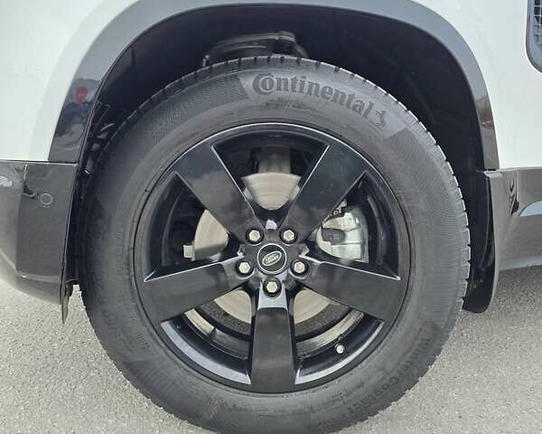 Білий Ленд Ровер Дефендер, об'ємом двигуна 3 л та пробігом 55 тис. км за 77111 $, фото 70 на Automoto.ua