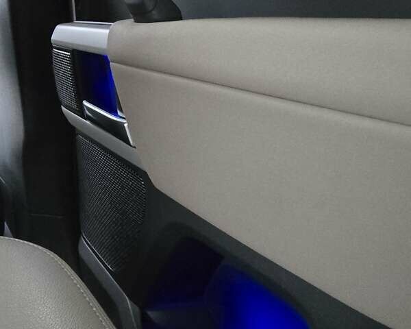 Білий Ленд Ровер Дефендер, об'ємом двигуна 3 л та пробігом 55 тис. км за 77111 $, фото 38 на Automoto.ua