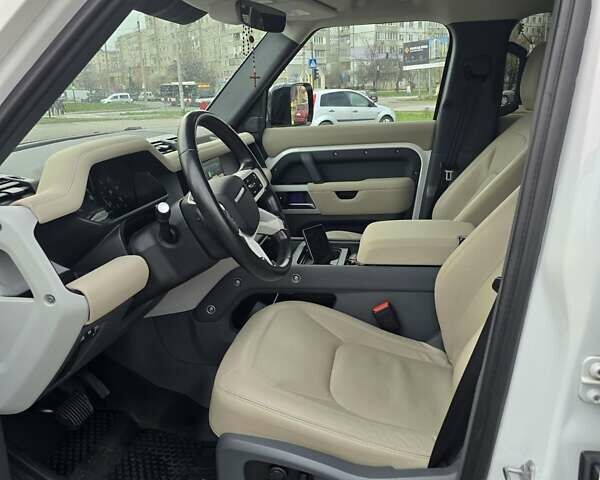 Білий Ленд Ровер Дефендер, об'ємом двигуна 3 л та пробігом 55 тис. км за 77111 $, фото 25 на Automoto.ua