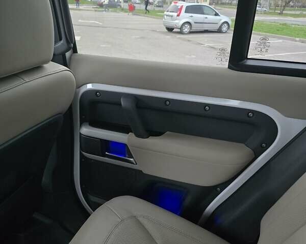 Білий Ленд Ровер Дефендер, об'ємом двигуна 3 л та пробігом 55 тис. км за 77111 $, фото 35 на Automoto.ua