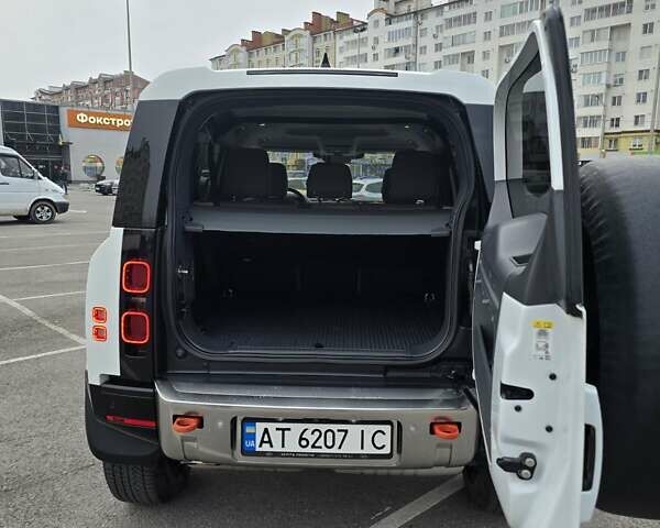 Білий Ленд Ровер Дефендер, об'ємом двигуна 3 л та пробігом 55 тис. км за 77111 $, фото 37 на Automoto.ua