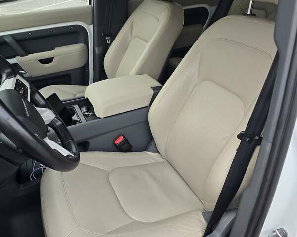 Білий Ленд Ровер Дефендер, об'ємом двигуна 3 л та пробігом 55 тис. км за 77111 $, фото 26 на Automoto.ua