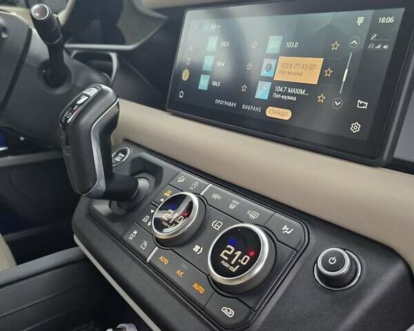 Білий Ленд Ровер Дефендер, об'ємом двигуна 3 л та пробігом 55 тис. км за 77111 $, фото 47 на Automoto.ua