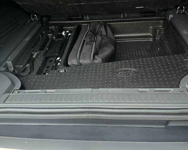 Білий Ленд Ровер Дефендер, об'ємом двигуна 3 л та пробігом 55 тис. км за 77111 $, фото 40 на Automoto.ua