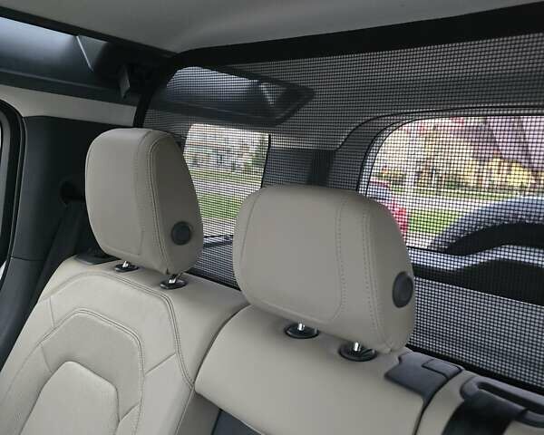 Білий Ленд Ровер Дефендер, об'ємом двигуна 3 л та пробігом 55 тис. км за 77111 $, фото 34 на Automoto.ua