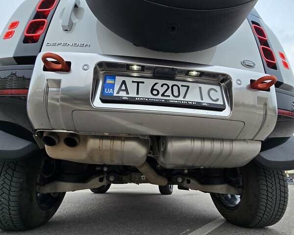 Білий Ленд Ровер Дефендер, об'ємом двигуна 3 л та пробігом 55 тис. км за 77111 $, фото 57 на Automoto.ua