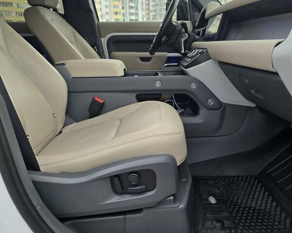 Білий Ленд Ровер Дефендер, об'ємом двигуна 3 л та пробігом 55 тис. км за 77111 $, фото 48 на Automoto.ua