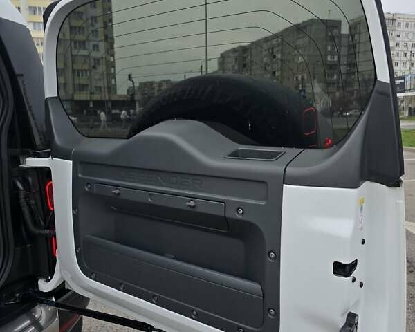 Білий Ленд Ровер Дефендер, об'ємом двигуна 3 л та пробігом 55 тис. км за 77111 $, фото 39 на Automoto.ua