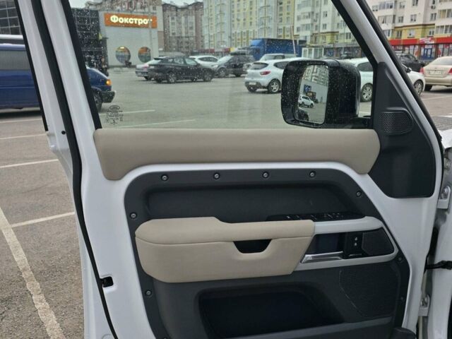 Білий Ленд Ровер Дефендер, об'ємом двигуна 3 л та пробігом 55 тис. км за 77111 $, фото 24 на Automoto.ua