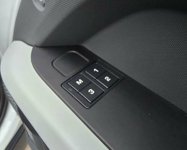 Білий Ленд Ровер Дефендер, об'ємом двигуна 3 л та пробігом 55 тис. км за 77111 $, фото 43 на Automoto.ua