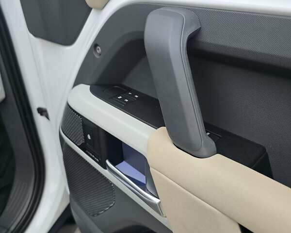 Білий Ленд Ровер Дефендер, об'ємом двигуна 3 л та пробігом 55 тис. км за 77111 $, фото 42 на Automoto.ua