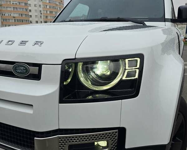 Білий Ленд Ровер Дефендер, об'ємом двигуна 3 л та пробігом 55 тис. км за 77111 $, фото 64 на Automoto.ua