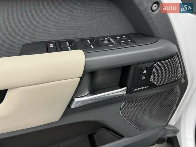 Белый Ленд Ровер Дефендер, объемом двигателя 3 л и пробегом 90 тыс. км за 71548 $, фото 7 на Automoto.ua