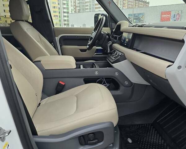 Білий Ленд Ровер Дефендер, об'ємом двигуна 3 л та пробігом 55 тис. км за 77111 $, фото 46 на Automoto.ua