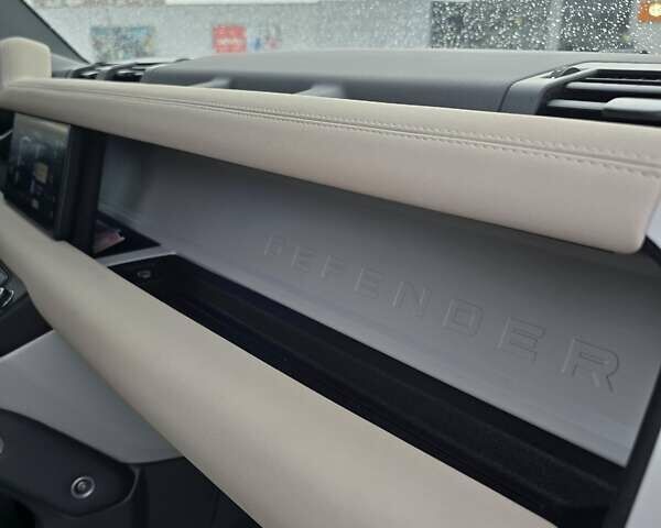 Білий Ленд Ровер Дефендер, об'ємом двигуна 3 л та пробігом 55 тис. км за 77111 $, фото 44 на Automoto.ua