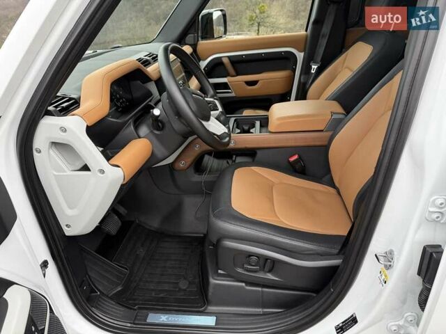 Білий Ленд Ровер Дефендер, об'ємом двигуна 3 л та пробігом 33 тис. км за 89000 $, фото 24 на Automoto.ua