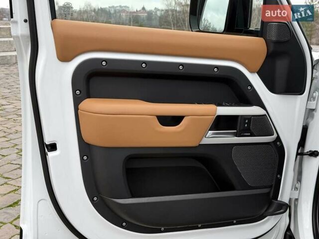 Білий Ленд Ровер Дефендер, об'ємом двигуна 3 л та пробігом 33 тис. км за 89000 $, фото 22 на Automoto.ua