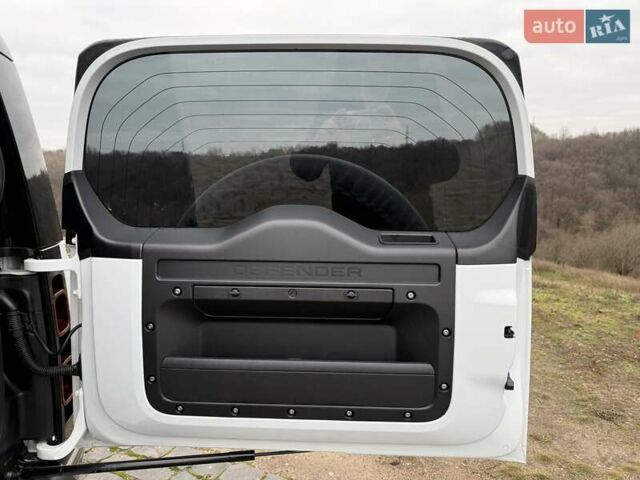 Білий Ленд Ровер Дефендер, об'ємом двигуна 3 л та пробігом 33 тис. км за 89000 $, фото 38 на Automoto.ua