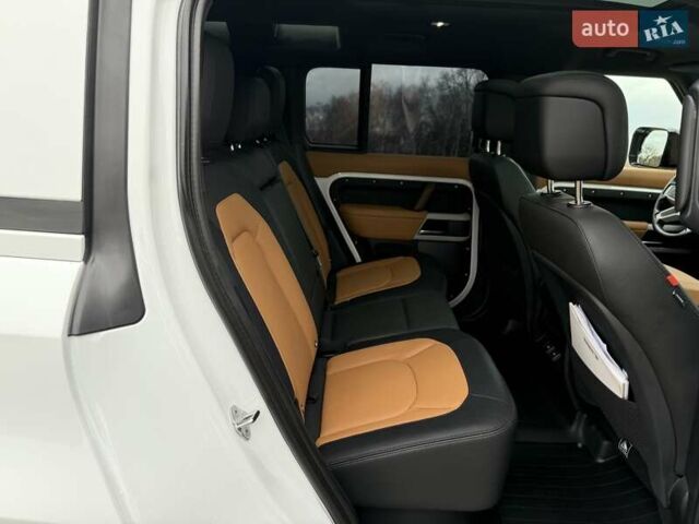 Білий Ленд Ровер Дефендер, об'ємом двигуна 3 л та пробігом 33 тис. км за 89000 $, фото 34 на Automoto.ua