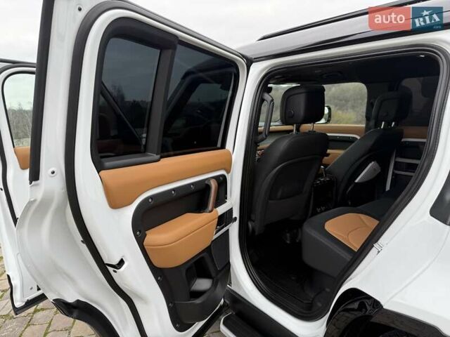 Білий Ленд Ровер Дефендер, об'ємом двигуна 3 л та пробігом 33 тис. км за 89000 $, фото 30 на Automoto.ua