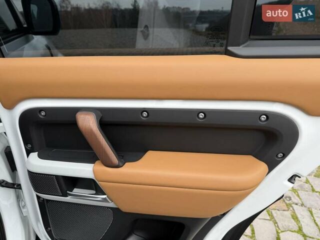 Білий Ленд Ровер Дефендер, об'ємом двигуна 3 л та пробігом 33 тис. км за 89000 $, фото 33 на Automoto.ua