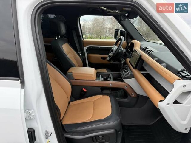Білий Ленд Ровер Дефендер, об'ємом двигуна 3 л та пробігом 33 тис. км за 89000 $, фото 37 на Automoto.ua