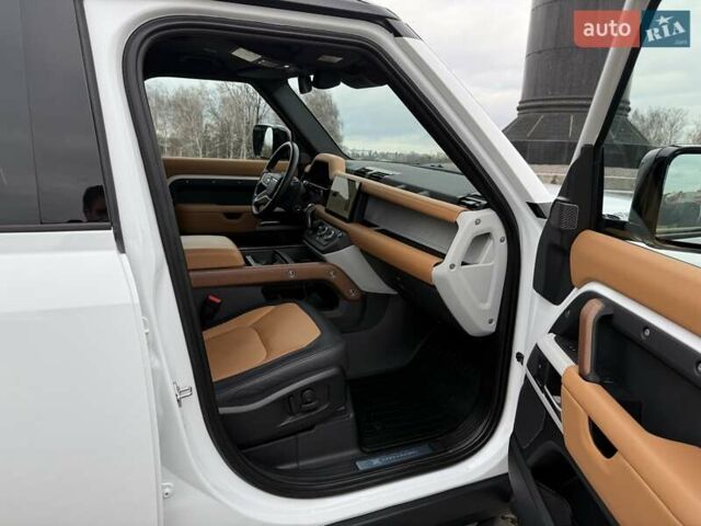 Білий Ленд Ровер Дефендер, об'ємом двигуна 3 л та пробігом 33 тис. км за 89000 $, фото 35 на Automoto.ua