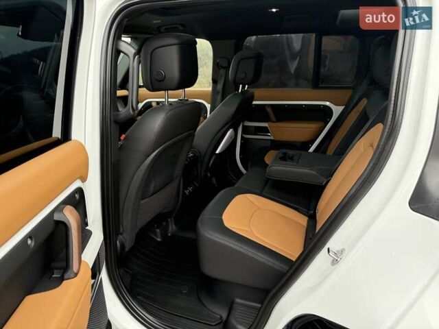 Білий Ленд Ровер Дефендер, об'ємом двигуна 3 л та пробігом 33 тис. км за 89000 $, фото 31 на Automoto.ua