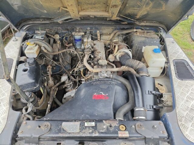 Чорний Ленд Ровер Дефендер, об'ємом двигуна 2.5 л та пробігом 230 тис. км за 7000 $, фото 2 на Automoto.ua