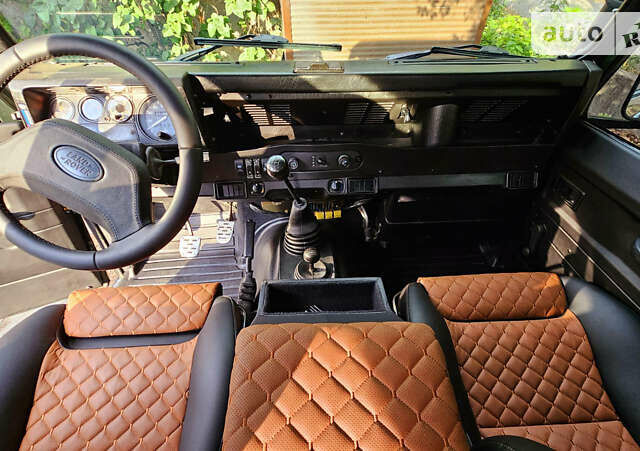 Чорний Ленд Ровер Дефендер, об'ємом двигуна 2.5 л та пробігом 231 тис. км за 56000 $, фото 12 на Automoto.ua