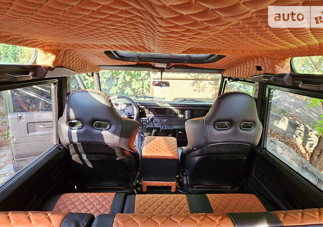 Чорний Ленд Ровер Дефендер, об'ємом двигуна 2.5 л та пробігом 231 тис. км за 56000 $, фото 5 на Automoto.ua