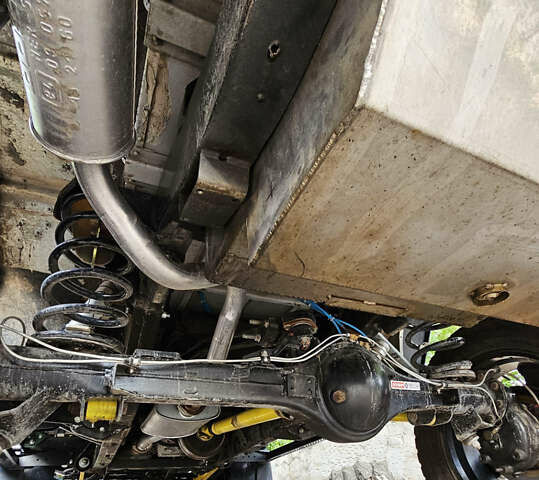 Чорний Ленд Ровер Дефендер, об'ємом двигуна 2.5 л та пробігом 231 тис. км за 56000 $, фото 2 на Automoto.ua