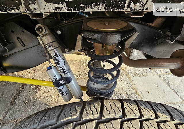 Чорний Ленд Ровер Дефендер, об'ємом двигуна 2.5 л та пробігом 231 тис. км за 56000 $, фото 7 на Automoto.ua