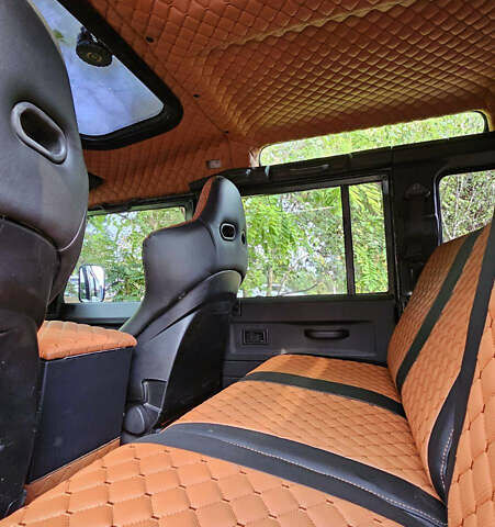 Чорний Ленд Ровер Дефендер, об'ємом двигуна 2.5 л та пробігом 231 тис. км за 56000 $, фото 3 на Automoto.ua